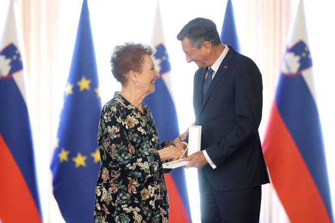 Za izjemen ustvarjalni opus poezije, ansonov in popevk prejme Elza Budau srebrni red za zasluge